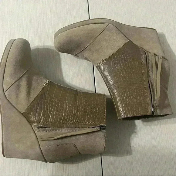 Tan crocodile patterned Toms suede boots - Picture 10 of 12